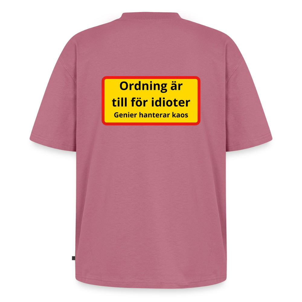 Ordning är till för idioter, genier hanterar kaos Oversized premium-T-shirt Unisex - malvafärgad