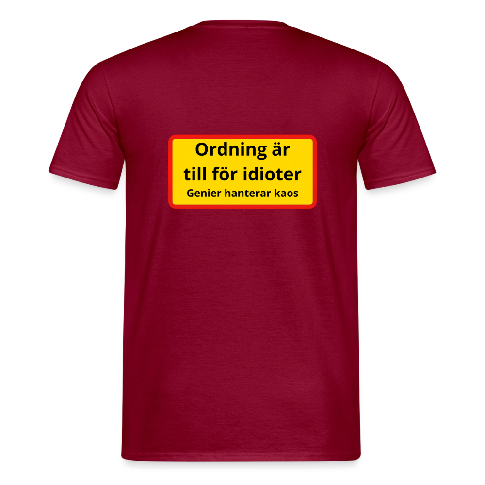 Ordning är till för idioter, genier hanterar kaos T-shirt Herr - tegelröd