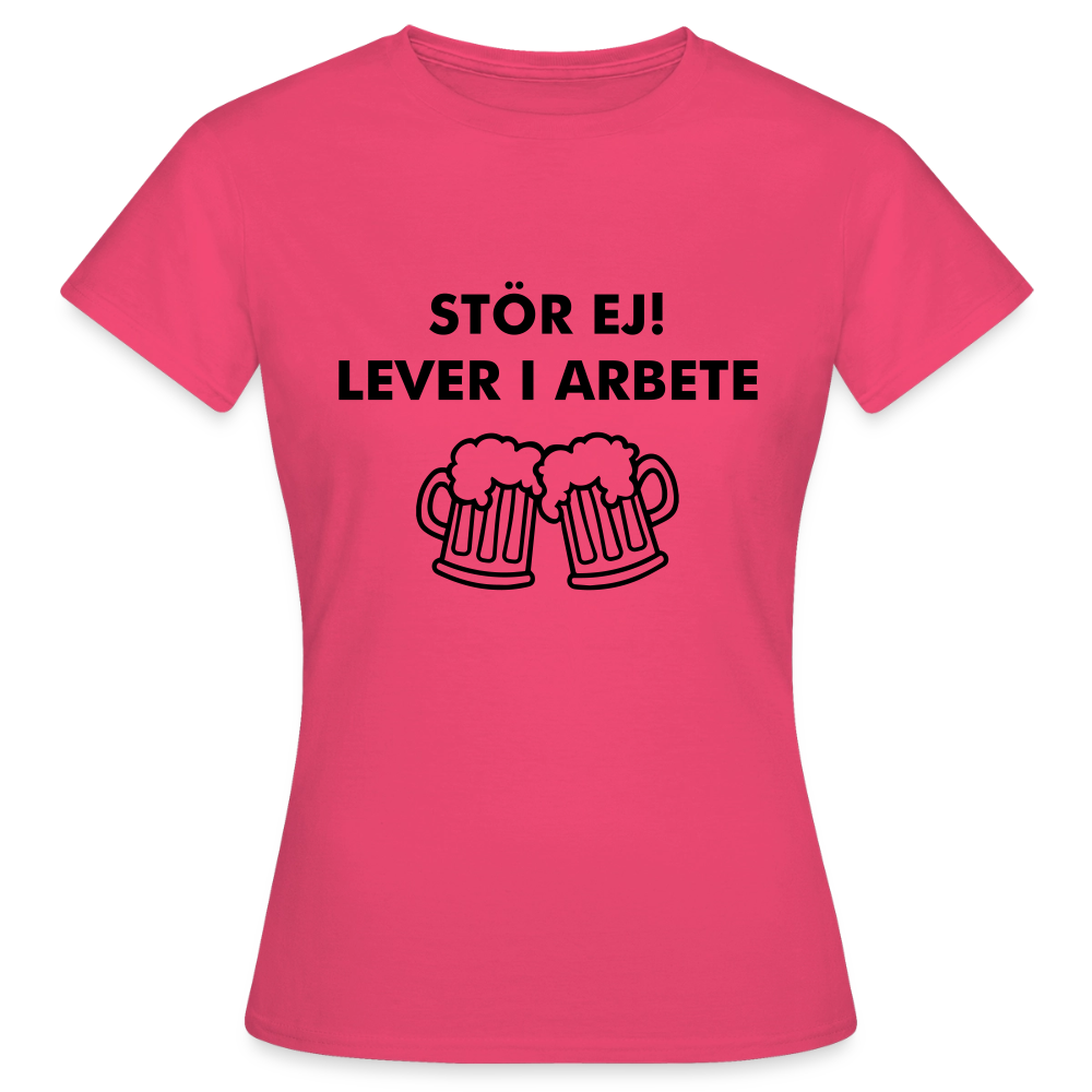 Stör ej! Lever i arbete T-shirt Dam - azalea