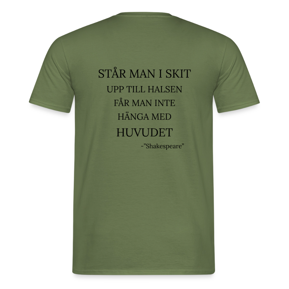 Står man i skit upp till halsen får man inte hänga med huvudet T-shirt Herr - Militärgrön
