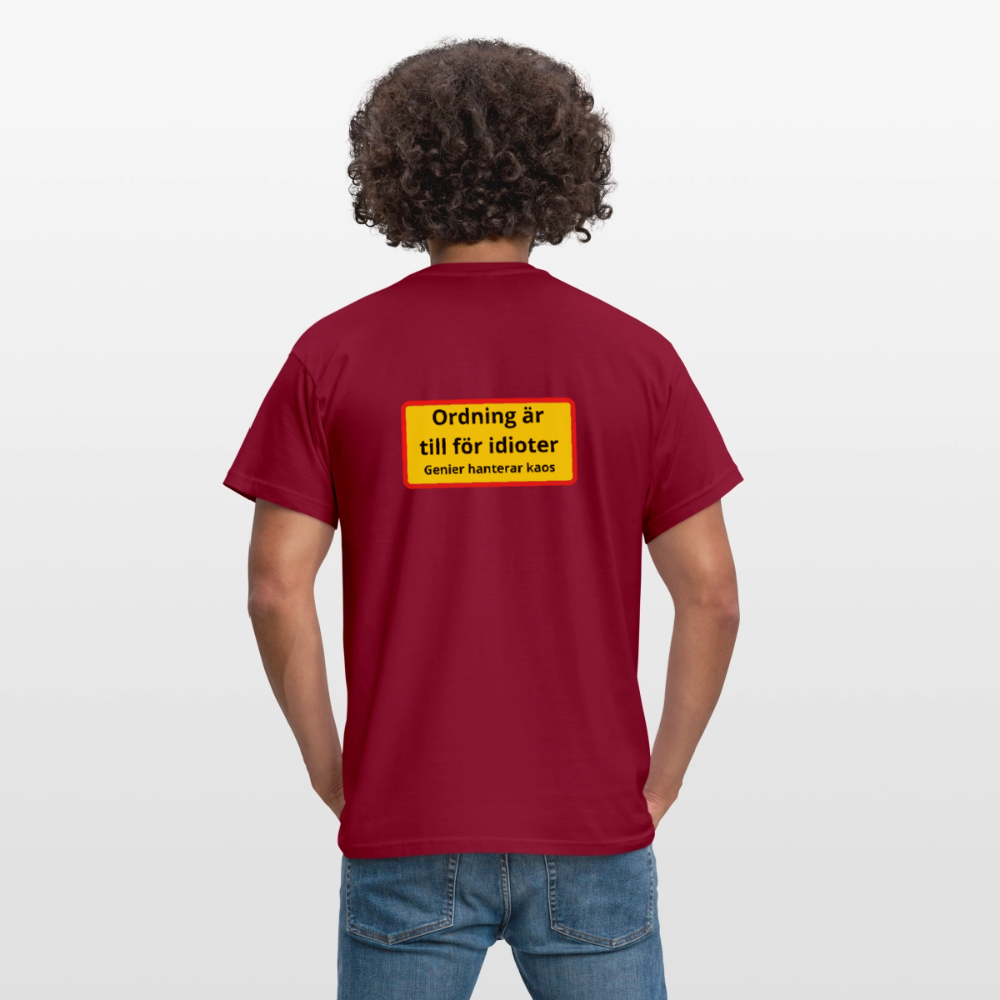 Ordning är till för idioter, genier hanterar kaos T-shirt Herr - tegelröd