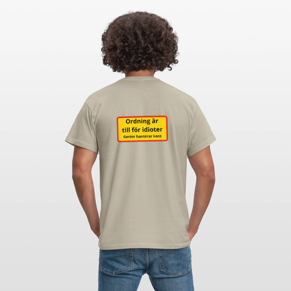 Ordning är till för idioter, genier hanterar kaos T-shirt Herr - sandbeige