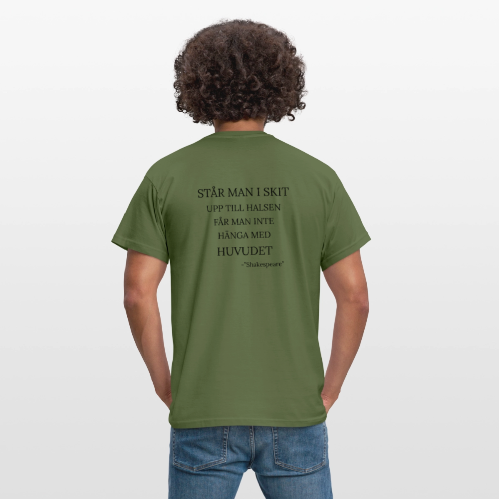 Står man i skit upp till halsen får man inte hänga med huvudet T-shirt Herr - Militärgrön