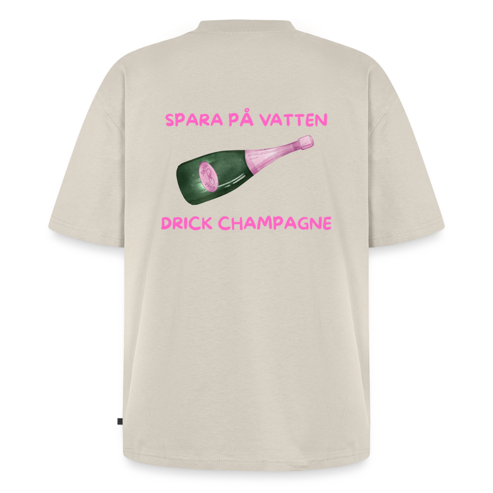 Spara på vatten, drick champagne Oversized premium-T-shirt Unisex - beige