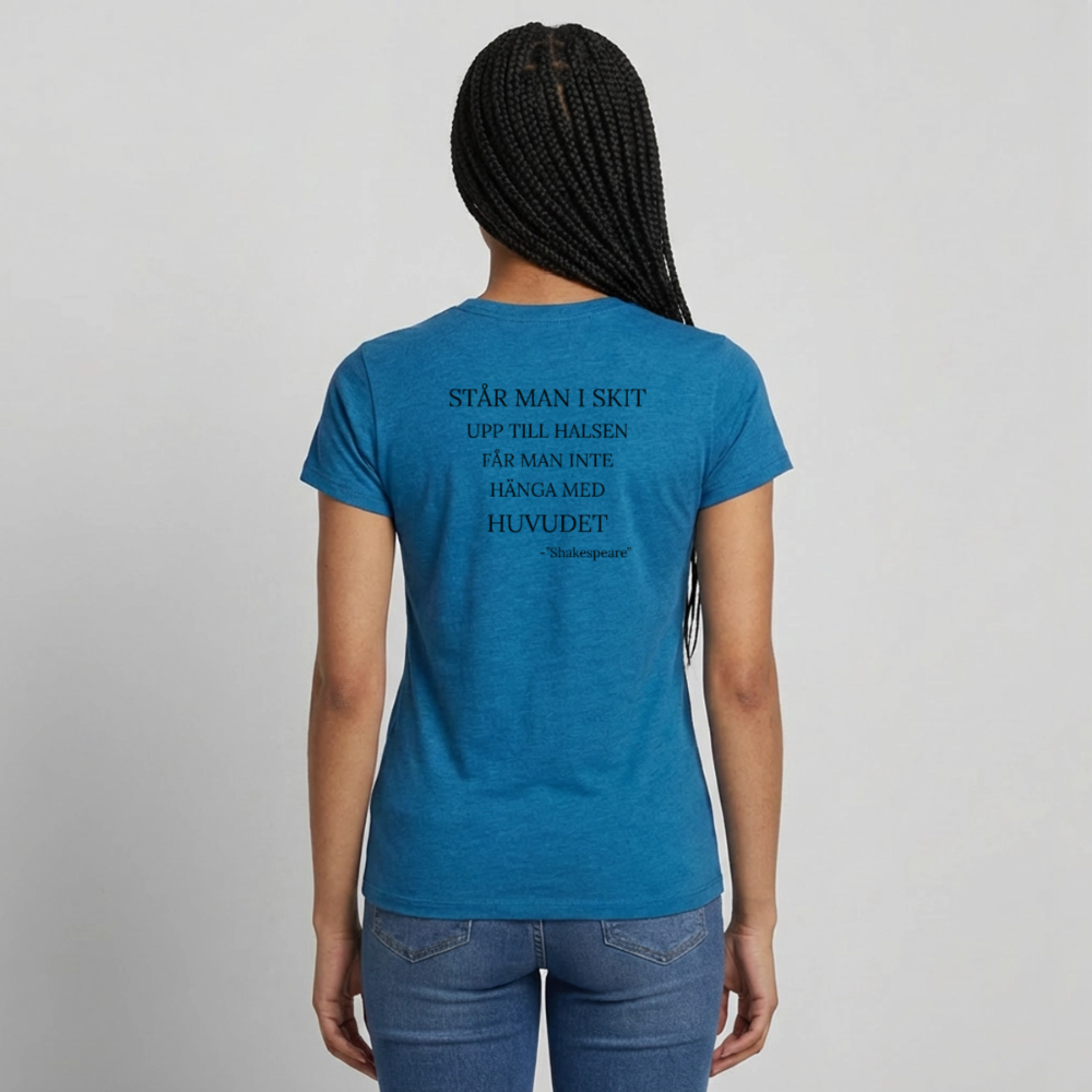 Står man i skit upp till halsen får man inte hänga med huvudet T-shirt Dam - antikblå safirljung