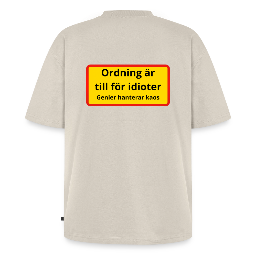 Ordning är till för idioter, genier hanterar kaos Oversized premium-T-shirt Unisex - beige